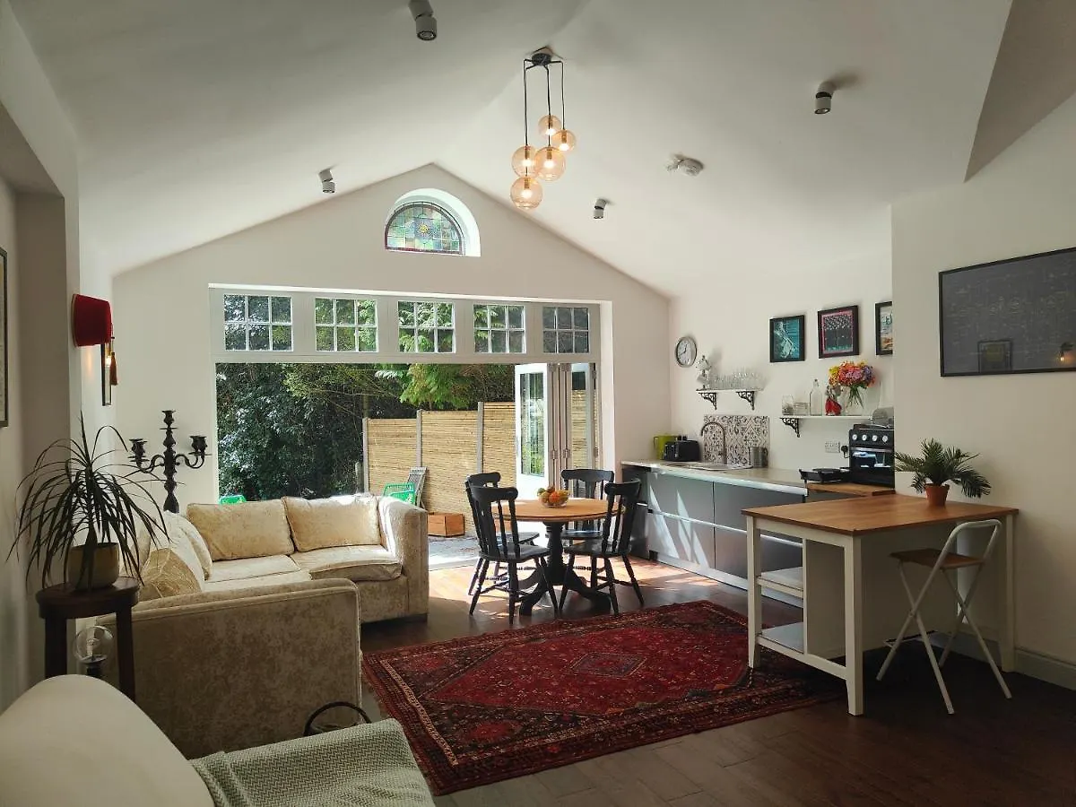 Peaceful Getaway In Forested Park Bournemouth Apartment
